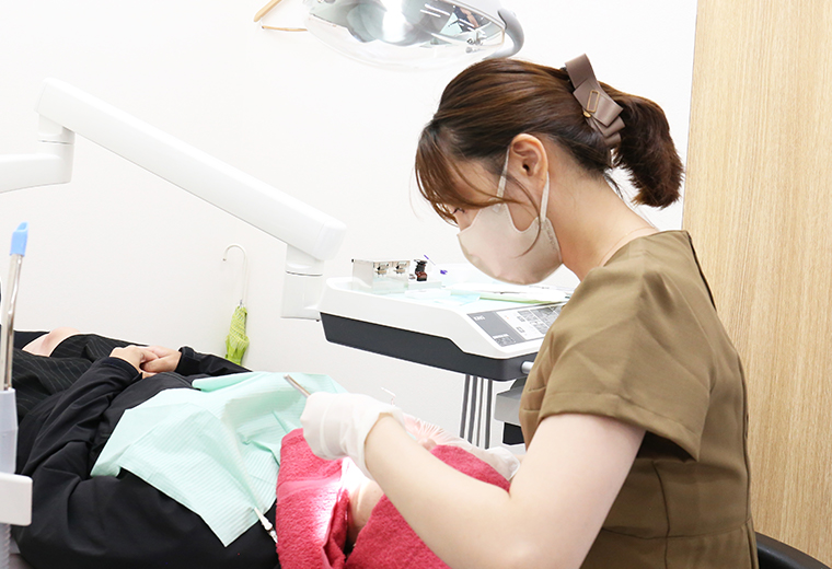 歯科衛生士によるクリーニングで、頑固な汚れを除去して白くする